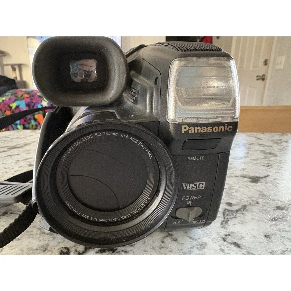 Panasonic Palmcorder IQ PV-IQ525 VHS Bundle with Bag,Tape,Batteries,etc TESTED